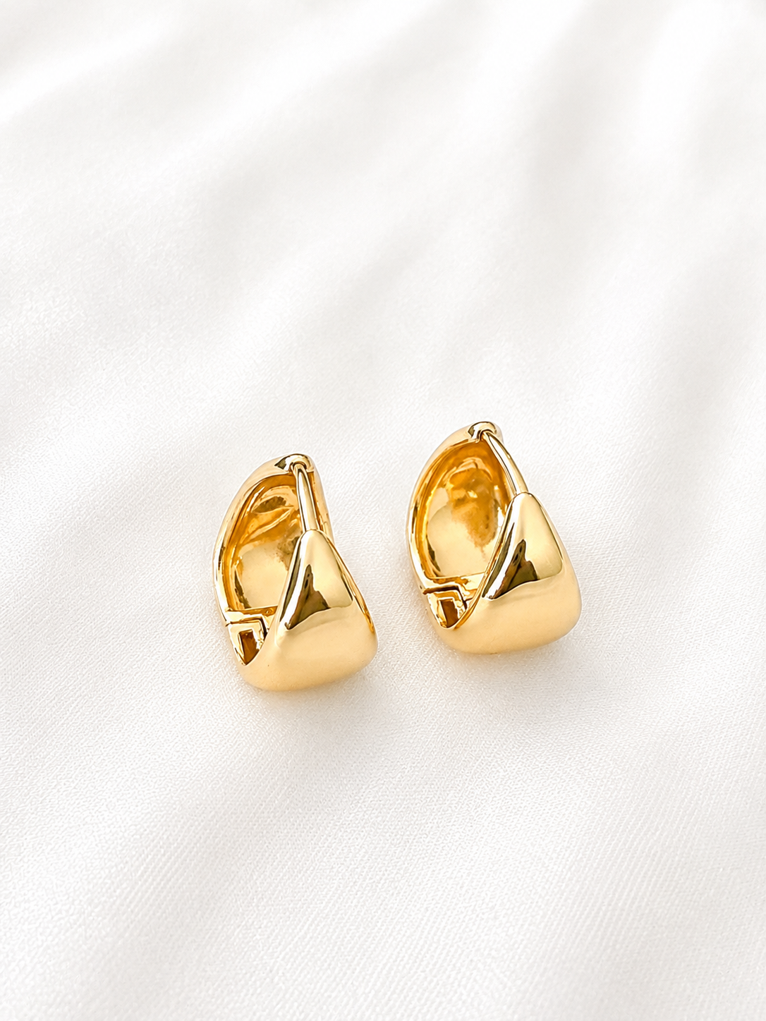 Simple triangle earrings